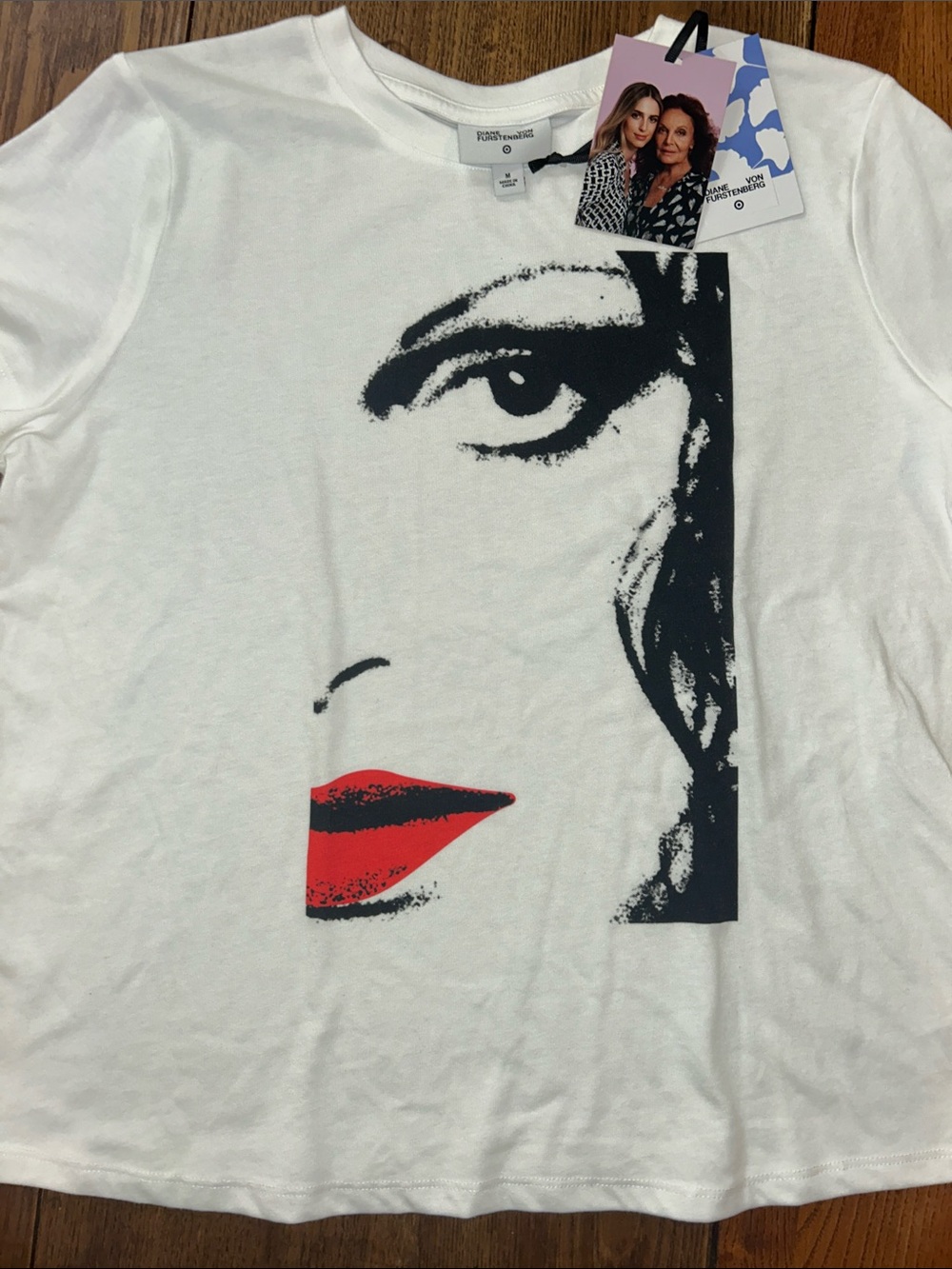 Diane Von Furstenberg 🎯 Graphic Punk Rock 🎸 Red Lips 👄 Tee